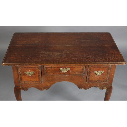 387 - AN GEORGE III ELM AND MAHOGANY BANDED SIDE TABLE, having three drawers with brass back plates and sw... 