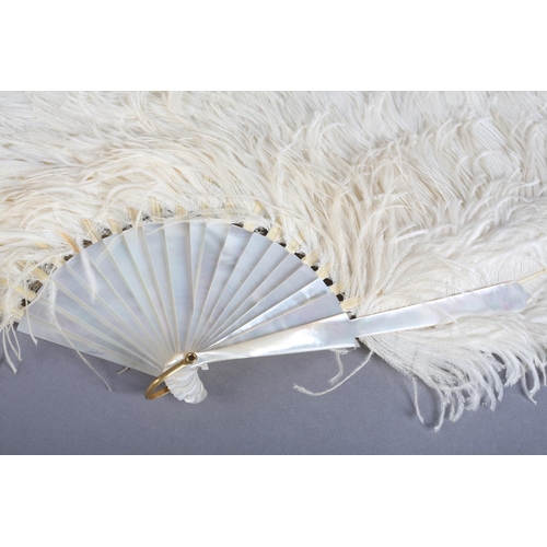 43 - C 1900, a good white ostrich feather fan with mother of pearl monture, the head and should attractiv... 