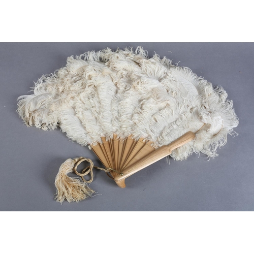 45 - An early 20th century white feather fan, the monture of pale wood, with an elegant gold line followi... 