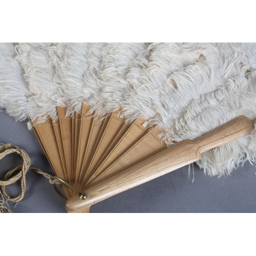 45 - An early 20th century white feather fan, the monture of pale wood, with an elegant gold line followi... 