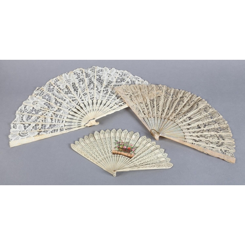 9 - A Brussels mixed lace fan, with three medallions of 21.5 cm; together with needle lace flowers, the ... 