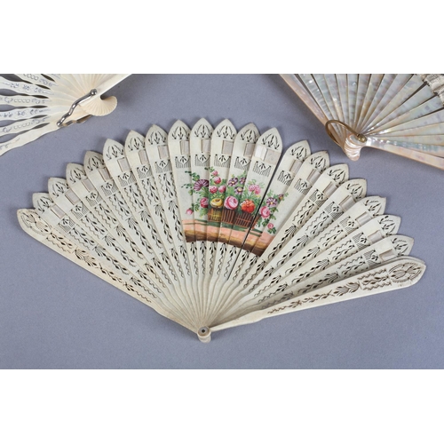 9 - A Brussels mixed lace fan, with three medallions of 21.5 cm; together with needle lace flowers, the ... 