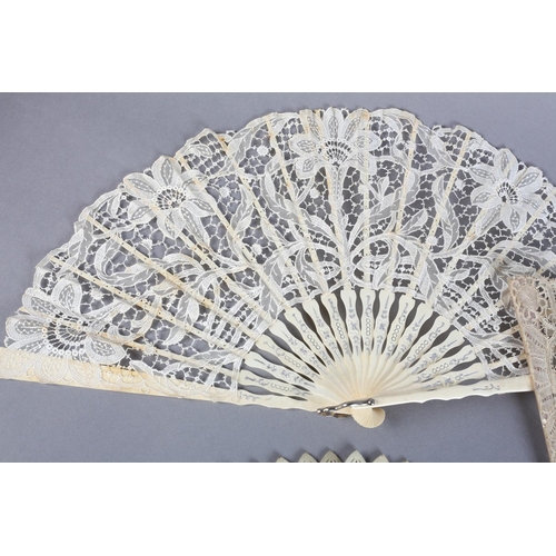 9 - A Brussels mixed lace fan, with three medallions of 21.5 cm; together with needle lace flowers, the ... 