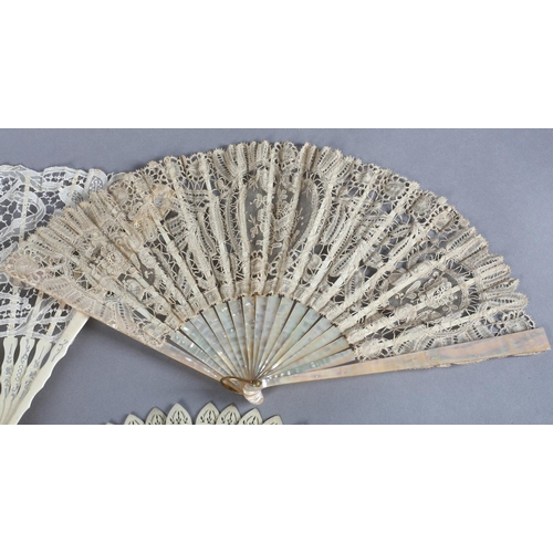 9 - A Brussels mixed lace fan, with three medallions of 21.5 cm; together with needle lace flowers, the ... 