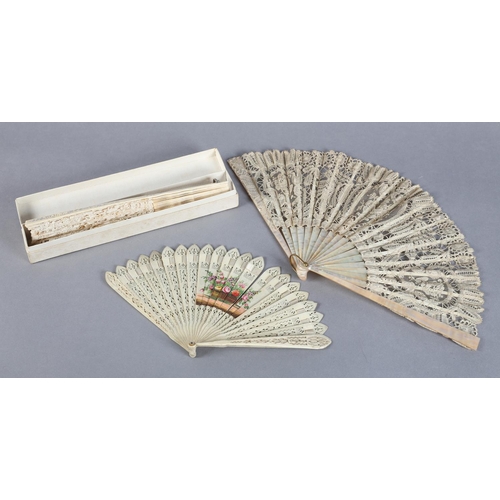 9 - A Brussels mixed lace fan, with three medallions of 21.5 cm; together with needle lace flowers, the ... 