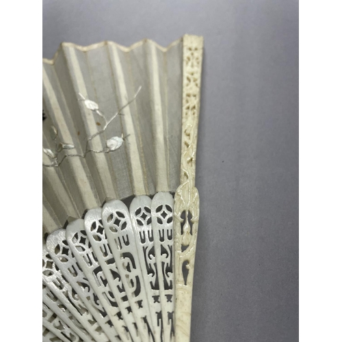 51 - A small Chinese folding fan, Qing Dynasty, the monture of carved bone, the white gauze leaf embroide... 