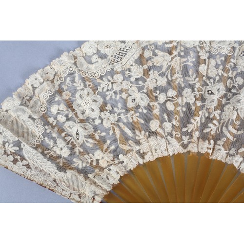 29 - Brussels lace, Point d'Angleterre: a very fine and intricate lace fan, a mix of bobbin lace and fine... 