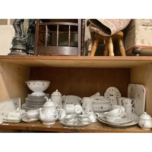 89 - A late 19th century Wedgwood tea service with iron red and gilt floral pattern comprising two cups, ... 