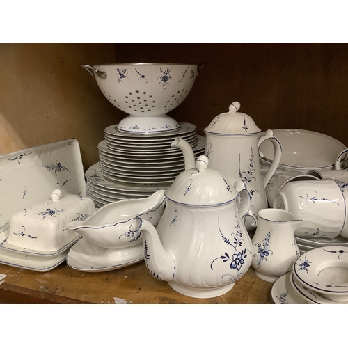 89 - A late 19th century Wedgwood tea service with iron red and gilt floral pattern comprising two cups, ... 