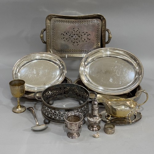 232 - A quantity of silver plated ware to include two oval entrée dishes and covers, sauce boat, serving d... 