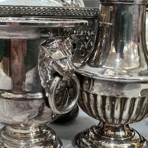 232 - A quantity of silver plated ware to include two oval entrée dishes and covers, sauce boat, serving d... 