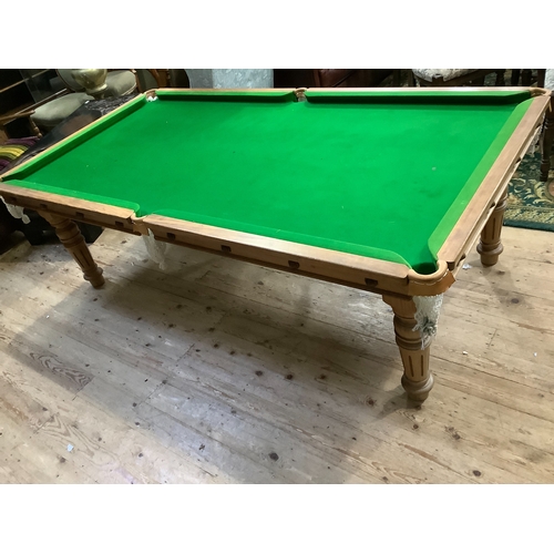 360 - A Riley's mahogany quarter sized snooker table with dining table top in five leaves, on turned and f... 