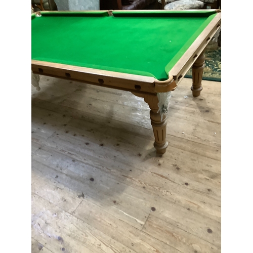 360 - A Riley's mahogany quarter sized snooker table with dining table top in five leaves, on turned and f... 