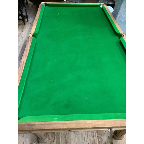 360 - A Riley's mahogany quarter sized snooker table with dining table top in five leaves, on turned and f... 