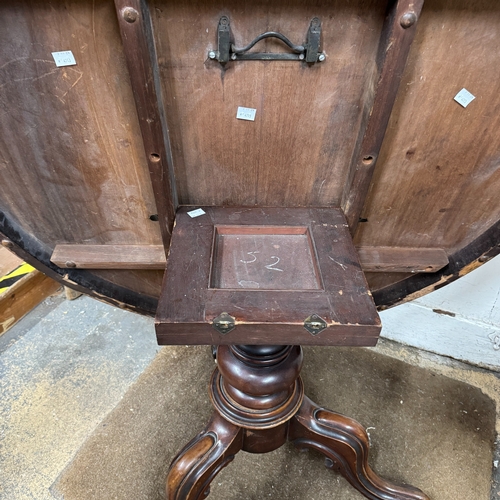 365 - A Victorian mahogany looe table, the mahogany circular tilt top on a tripod base