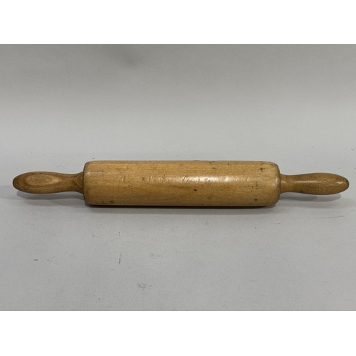 62 - A 19th century wooden rolling pin, 37cm long