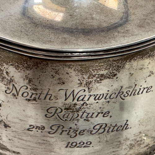 337 - A George V silver mustard pot, London 1920, D and J Welby Limited, urn finial and reeded rim, c-scro... 