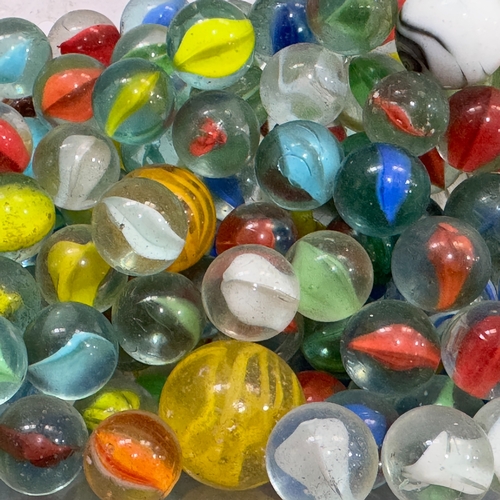 423 - A quantity of vintage marbles of various sizes