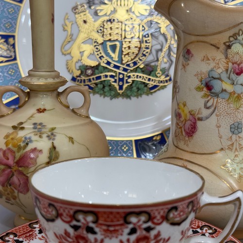 255 - The Queen's Silver Jubilee plate with certificate,  Crown china small toilet jug, Royal Worcester an... 