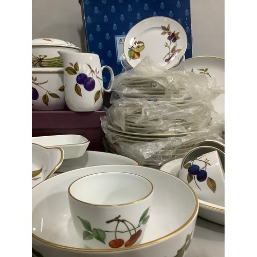 59 - An extensive Royal Worcester Evesham dinner service for eight having plates in four sizes, bowls in ... 