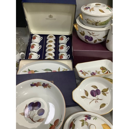 59 - An extensive Royal Worcester Evesham dinner service for eight having plates in four sizes, bowls in ... 