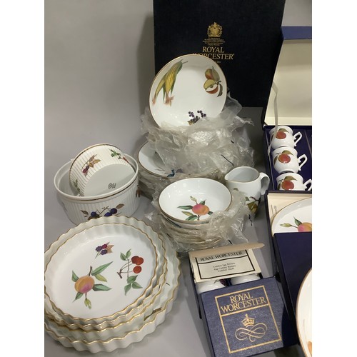 59 - An extensive Royal Worcester Evesham dinner service for eight having plates in four sizes, bowls in ... 