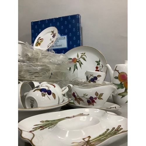 59 - An extensive Royal Worcester Evesham dinner service for eight having plates in four sizes, bowls in ... 