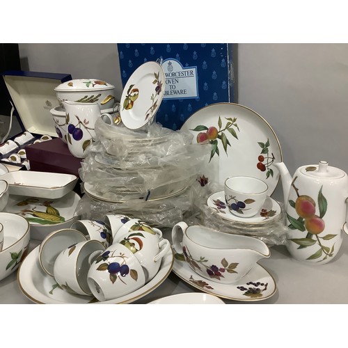 59 - An extensive Royal Worcester Evesham dinner service for eight having plates in four sizes, bowls in ... 