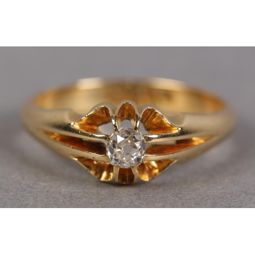 428 - A GEORGE V SINGLE STONE DIAMOND RING in 18ct gold, Birmingham 1920, the Old European cut stone claw ... 