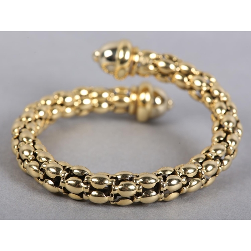 443 - A BANGLE in 18ct gold, the beads of rice type links sprung with boss terminals, approximate weight 5... 