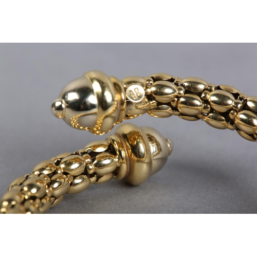 443 - A BANGLE in 18ct gold, the beads of rice type links sprung with boss terminals, approximate weight 5... 