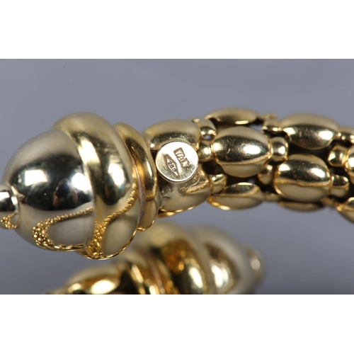 443 - A BANGLE in 18ct gold, the beads of rice type links sprung with boss terminals, approximate weight 5... 