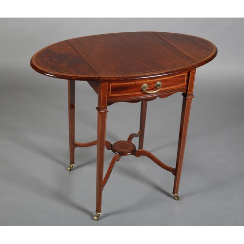 502 - AN EDWARD VII MAHOGANY AND SATINWOOD BANDED PEMBROKE TABLE, having twin oval drop leaves, drawer to ... 