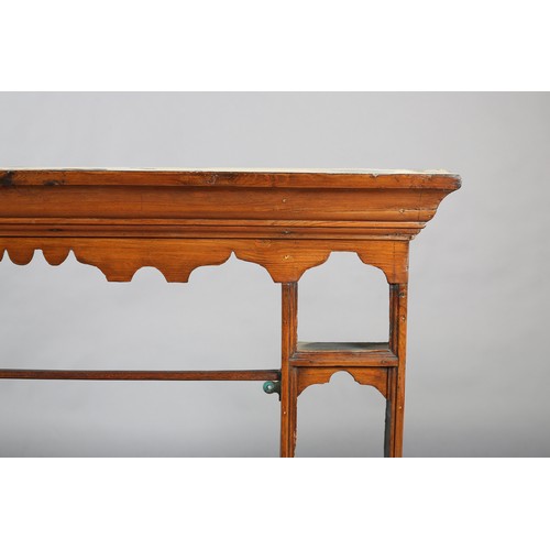 546 - AN 18TH CENTURY PINE DELFT RACK, moulded cornice above an ogee arched and pierced frieze, three open... 