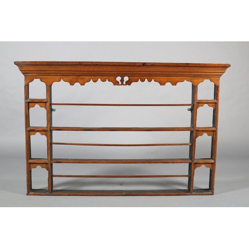 546 - AN 18TH CENTURY PINE DELFT RACK, moulded cornice above an ogee arched and pierced frieze, three open... 