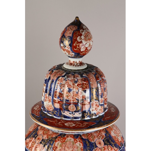 94 - A LARGE JAPANESE IMARI PORCELAIN VASE AND COVER, Meiji period, having a domed cover with bud finial,... 