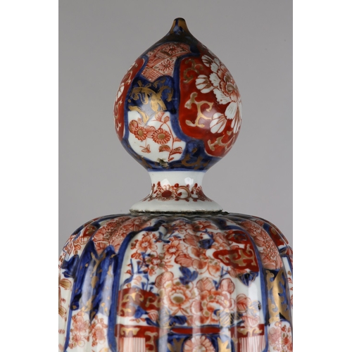 94 - A LARGE JAPANESE IMARI PORCELAIN VASE AND COVER, Meiji period, having a domed cover with bud finial,... 