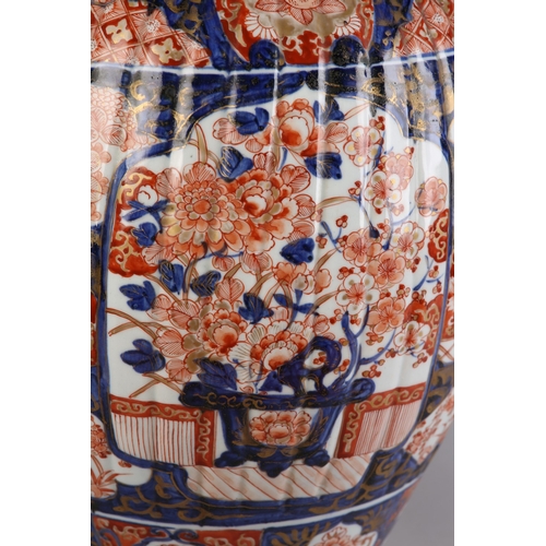 94 - A LARGE JAPANESE IMARI PORCELAIN VASE AND COVER, Meiji period, having a domed cover with bud finial,... 