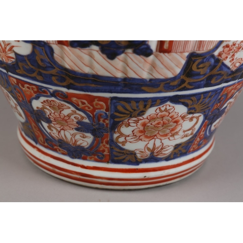 94 - A LARGE JAPANESE IMARI PORCELAIN VASE AND COVER, Meiji period, having a domed cover with bud finial,... 