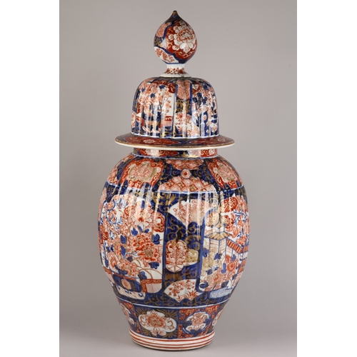 94 - A LARGE JAPANESE IMARI PORCELAIN VASE AND COVER, Meiji period, having a domed cover with bud finial,... 