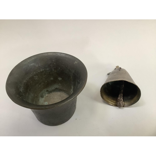 19 - A late-18th/early-19th century bronze mortar, diameter 11cm x 7.5cm high, together with a brass allo... 