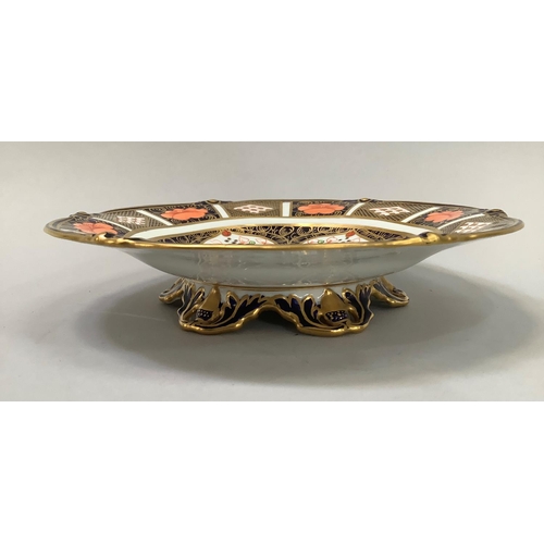 21 - A Royal Crown Derby tazza of Imari pattern 1128, circular outline with acorn motifs to  the rim and ... 