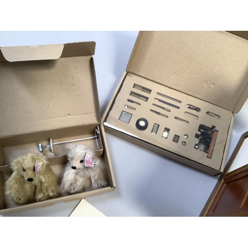 35 - A Steiff teddy bear workshop, number 01433 of 1902 pieces worldwide, teddy bear workshop includes an... 