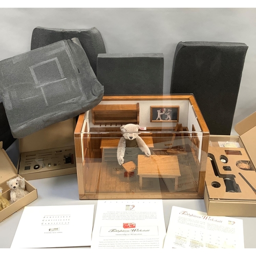 35 - A Steiff teddy bear workshop, number 01433 of 1902 pieces worldwide, teddy bear workshop includes an... 