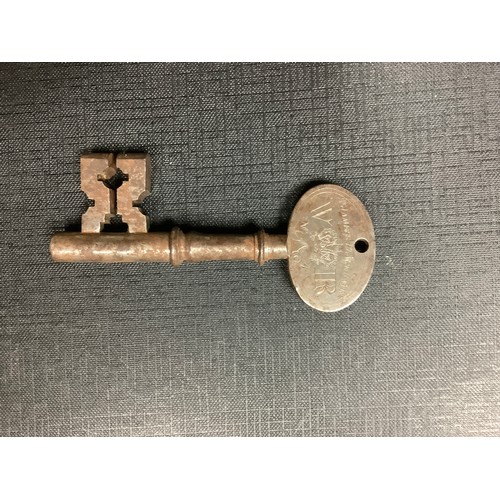 46 - A collection of antique keys, one engraved with a cypher 'VR' about a crown and 'St Jamess Place Gat... 