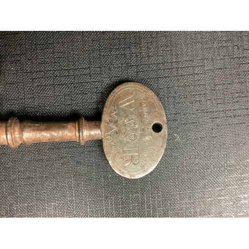 46 - A collection of antique keys, one engraved with a cypher 'VR' about a crown and 'St Jamess Place Gat... 