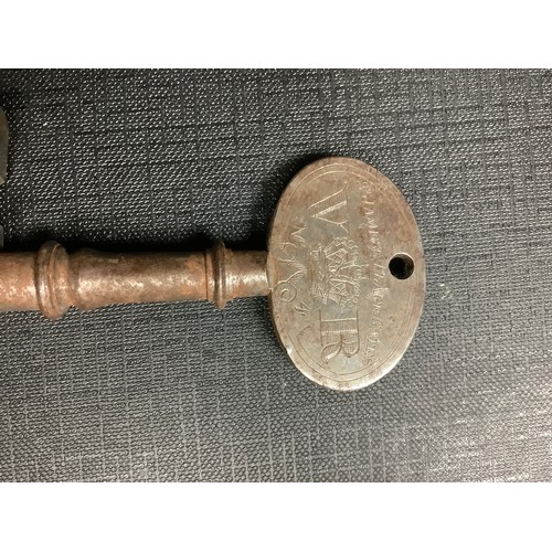 46 - A collection of antique keys, one engraved with a cypher 'VR' about a crown and 'St Jamess Place Gat... 