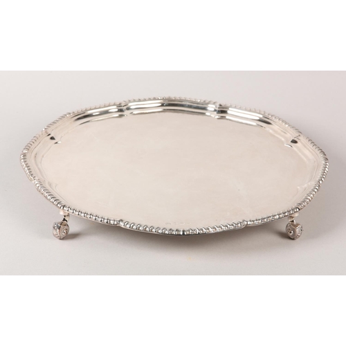 187 - AN ELIZABETH II SILVER TRAY, Sheffield 1962 by Viners Ltd, circular shaped with pie crust and gadroo... 
