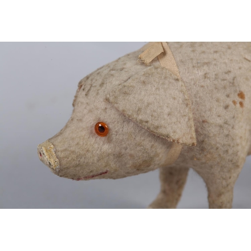 20 - A LATE 19TH/EARLY 20TH CENTURY PINK FELT PIG, probably German, with squeak concertina (at fault), wi... 