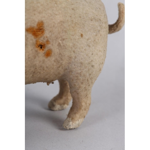 20 - A LATE 19TH/EARLY 20TH CENTURY PINK FELT PIG, probably German, with squeak concertina (at fault), wi... 